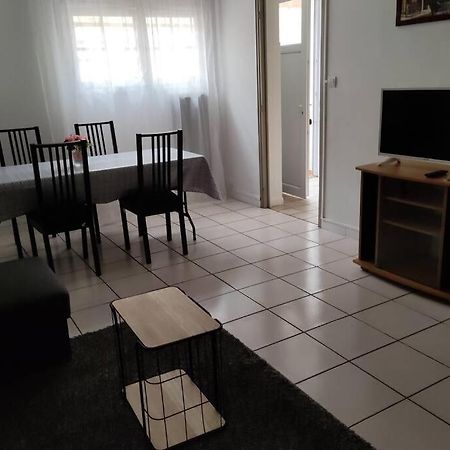 Appt En Bas De Villa, Petit Exterieur, 1 Place De Parking Cuers Bagian luar foto