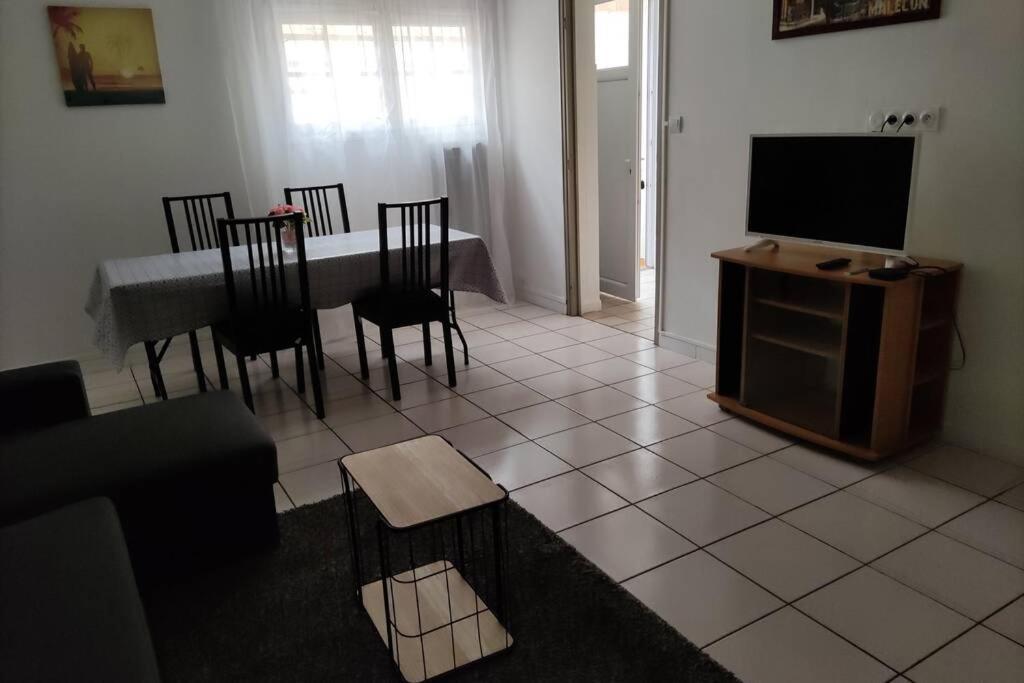 Appt En Bas De Villa, Petit Exterieur, 1 Place De Parking Cuers Bagian luar foto