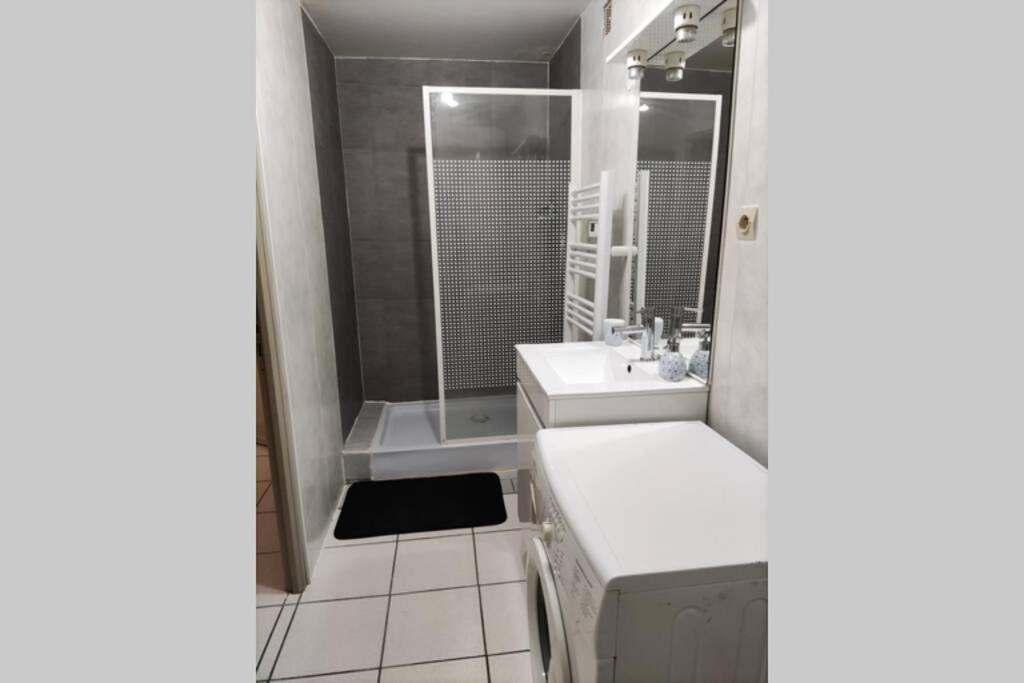 Appt En Bas De Villa, Petit Exterieur, 1 Place De Parking Cuers Bagian luar foto